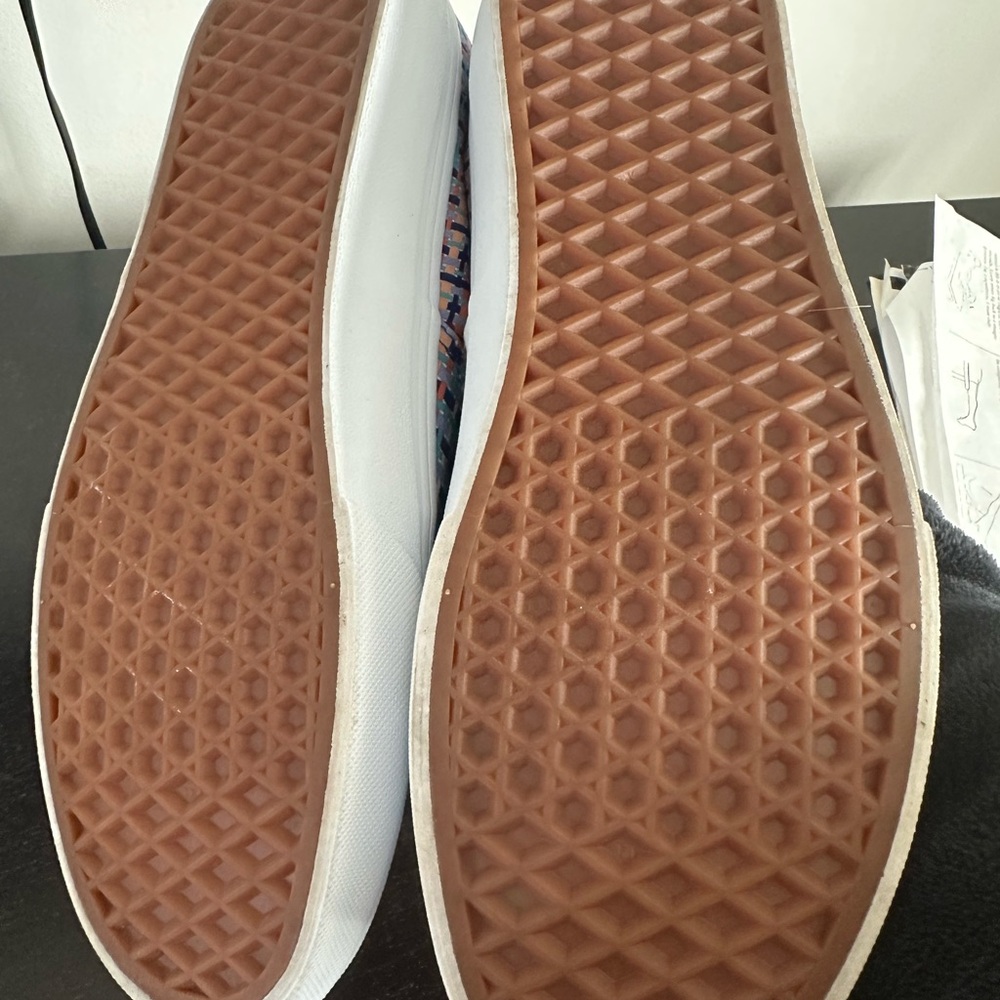 Unisex Vans tennis shoes. Mens 9, Women’s 10.5 - Picture 3 of 3